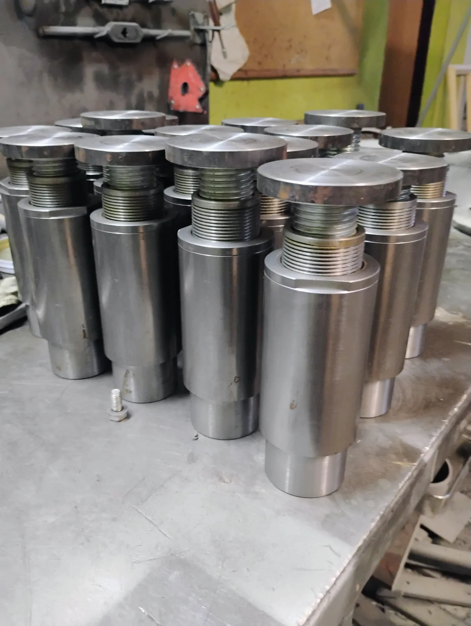 Duże elementy stalowe po obróbce